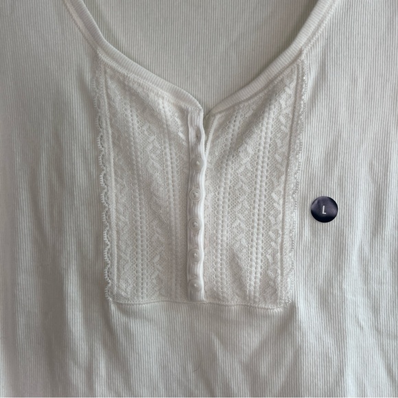 Hollister Women's White Short Sleeve Button Tee size Large NWT - Picture 2 of 7